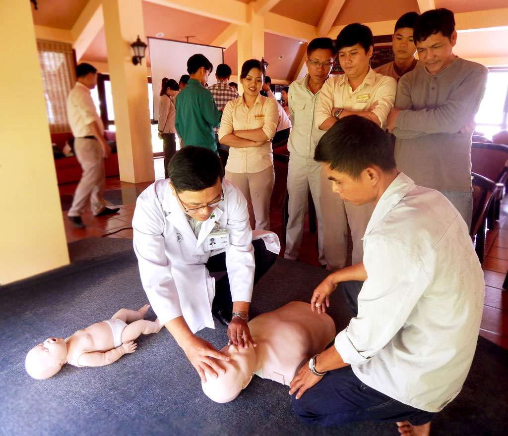 Ths.BS Lâm Trọng Cơ hướng dẫn thực hành sơ cấp cứu cho nhân viên resort tại Đà Nẵng
