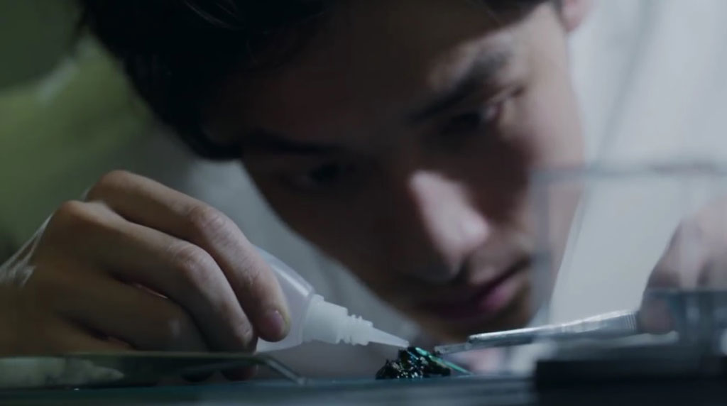 Một ứng viên đang cẩn thận lắp ghép từng bộ phận của một con côn trùng - Ảnh chụp màn hình Youtube