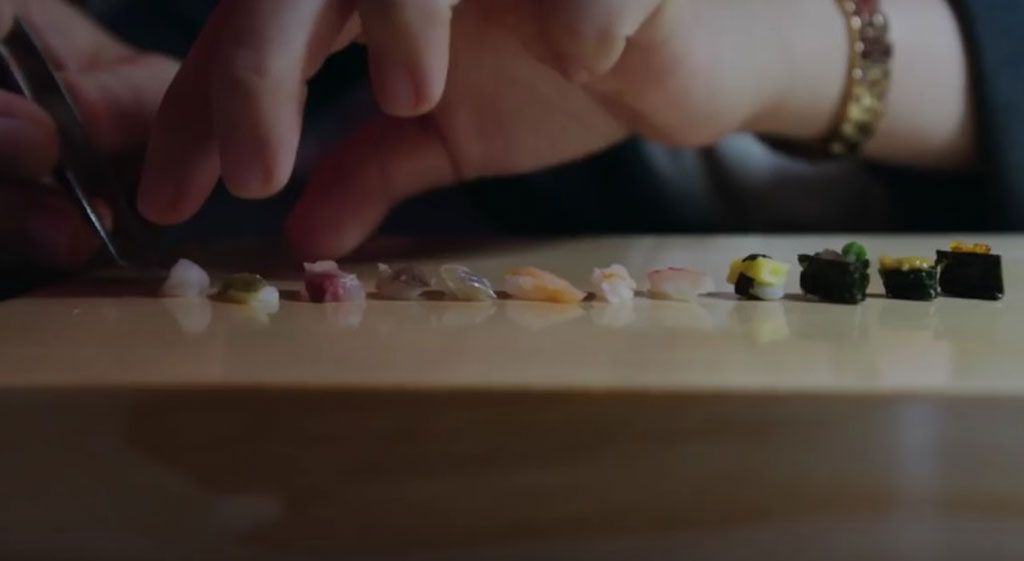 Những miếng sushi siêu nhỏ gần như hoàn thành của một ứng viên - Ảnh chụp màn hình Youtube