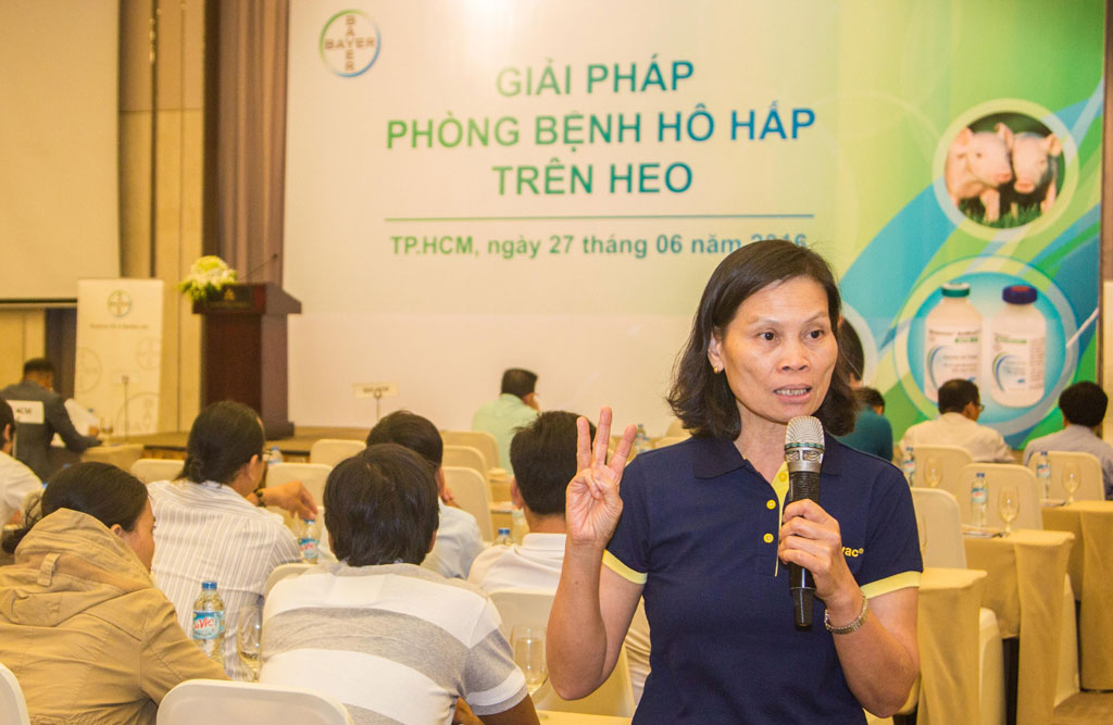 Tiến sĩ Đặng Thị Hạnh, Giám đốc bộ phận Chăn nuôi, nhánh Thuốc Thú y - Thủy sản, Bayer Việt Nam trình bày về lợi ích của Bayovac ® Suishot ® APM-7.