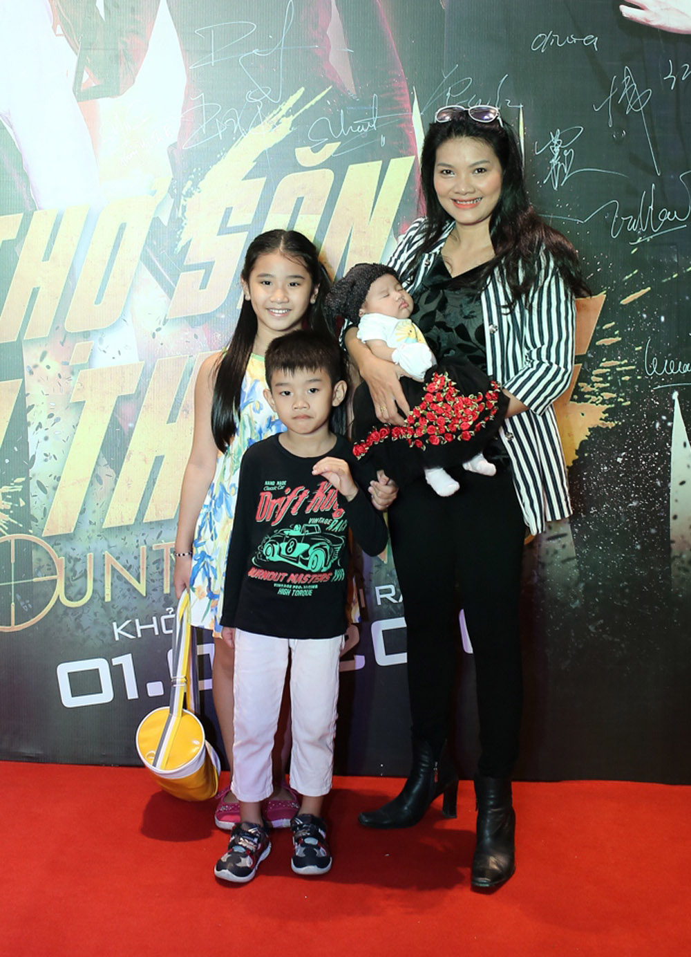 Diễn viên Kiều Trinh bất ngờ bế con gái nhỏ đi dự họp báo ra mắt phim