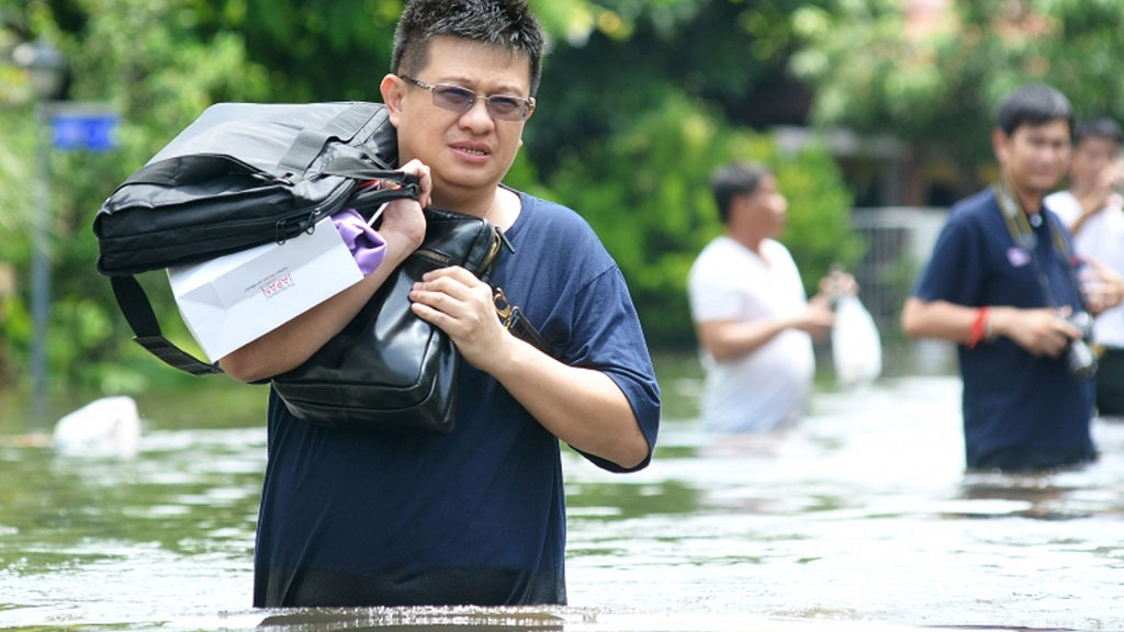 Sau cơn mưa lớn vào hôm 20.6, một số nơi ở Bangkok ngập đến thắt lưng. Ảnh: The Nation