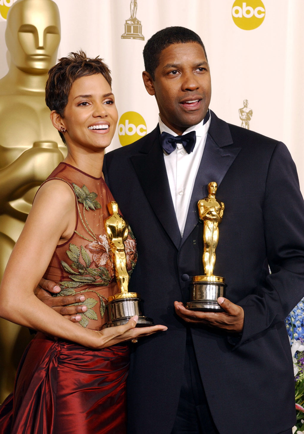 Hai diễn viên da màu Denzel Washington và Halle Berry thắng giải Oscar năm 2002 - Ảnh: Reuters
