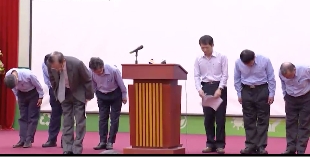 Chủ tịch Formosa Hà Tĩnh Trần Nguyên Thành và thành viên ban lãnh đạo cúi đầu xin lỗi người dân VN Ảnh: chụp từ clip