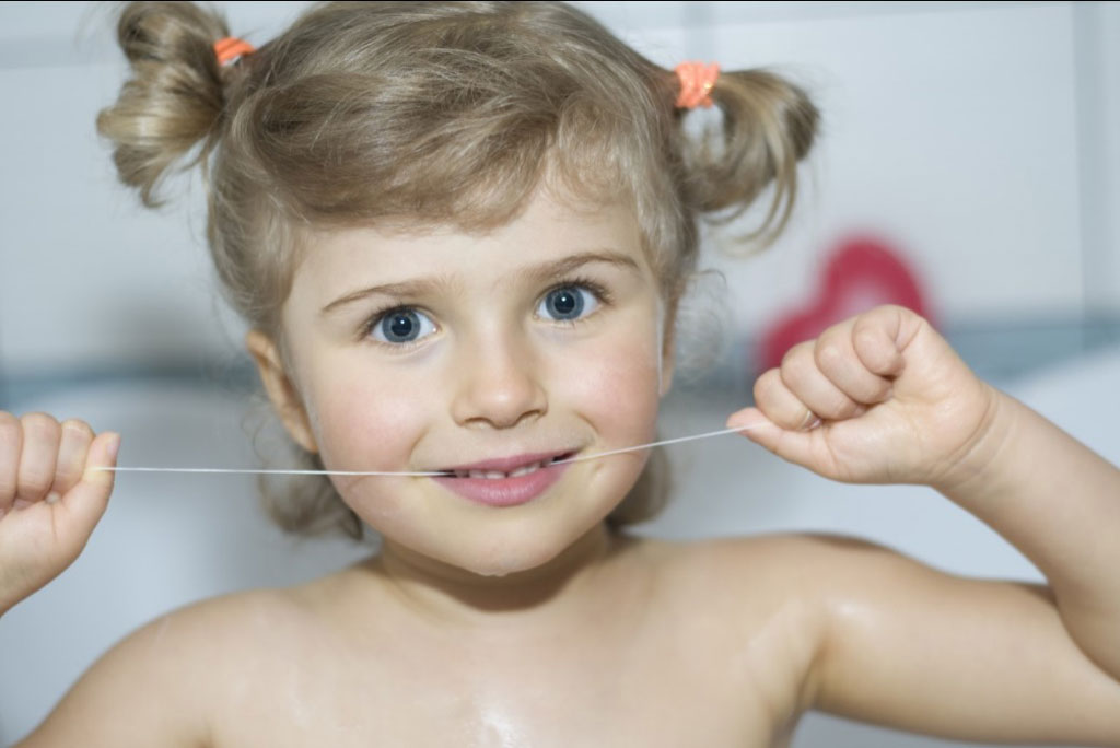 Phụ huynh thường dùng chỉ nha khoa để nhổ răng cho con em mình - Ảnh minh họa Shutterstock
