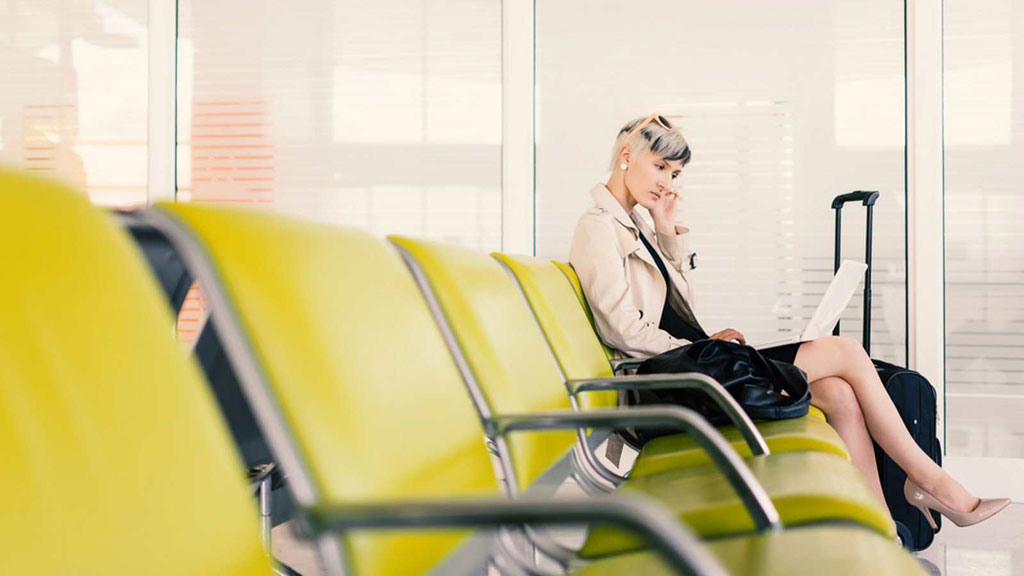 Với những người vừa du lịch vừa làm việc thì hoãn chuyến bay quả là cơ hội tốt để tận dụng giải quyết một số công việc dang dở. (Ảnh: Shutterstock)