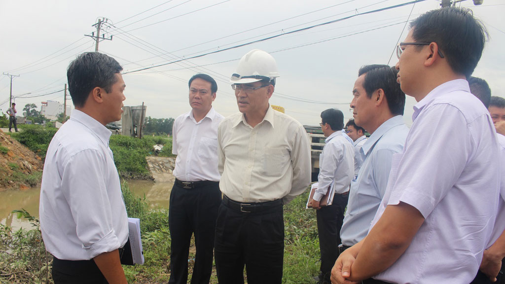  Phó chủ tịch UBND tỉnh Đồng Nai Trần Văn Vĩnh (người đội nón) đi kiểm tra thực tế tại dự án đường 25B vào ngày 6.7. Ảnh: Lê Lâm
