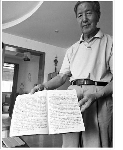 Ông Chen Xiukang và cuốn nhật ký là những lá thư gởi vợ để kể về cuộc sống của mình. Ảnh chụp màn hình Shanghaiist
