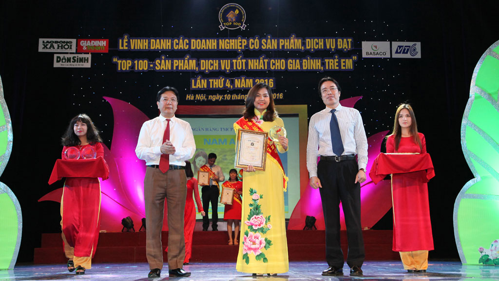 Bà Trần Đặng Như Quỳnh – GĐ Thương hiệu Nam A Bank nhận giải thưởng từ Ban Tổ chức.