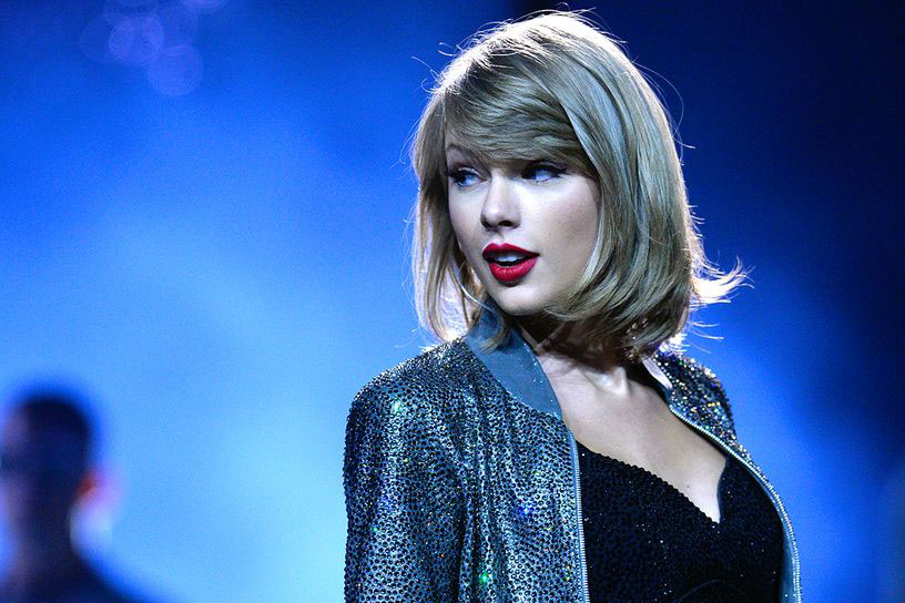 Phần lớn thu nhập của Taylor Swift đến từ năm tour diễn 1989 thu về 200 triệu USD, phá vỡ kỷ lục lưu diễn Bắc Mỹ của Rolling Stones. 