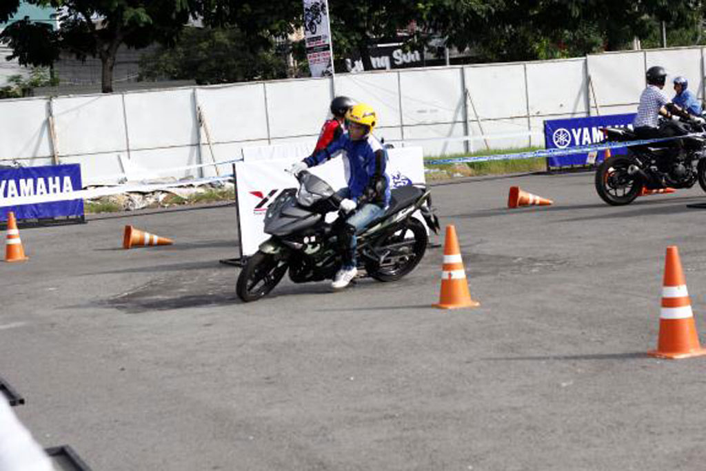 Một thí sinh tranh tài trong cuộc thi điều khiển xe côn tay thể thao Revkhana