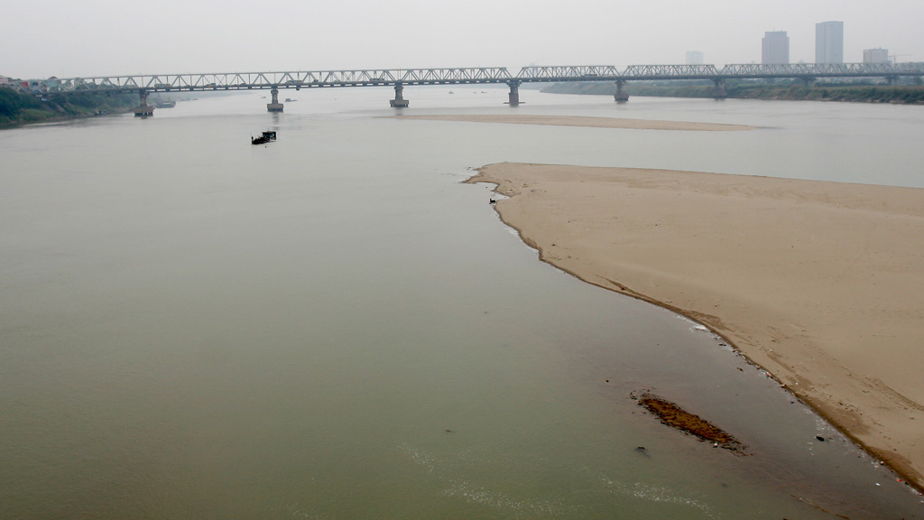 Mực nước sông Hồng nhiều năm gần đây liên tục hạ thấp. Ảnh: Ngọc Thắng