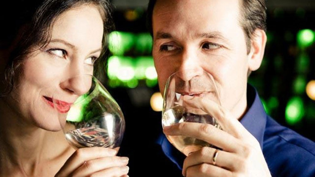 Vợ chồng chén tạc chén thù có chất lượng đời sống hôn nhân tốt hơn những cặp vợ chồng chỉ có một người biết uống. Ảnh: Wcyb.com