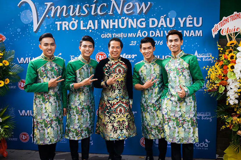 Trần Mạnh Tiến (giữa), tác giả bài hát ca khúc Áo dài Việt Nam cùng Nhóm V.musicNew trong buổi ra mắt khán giả MV đầu tay.