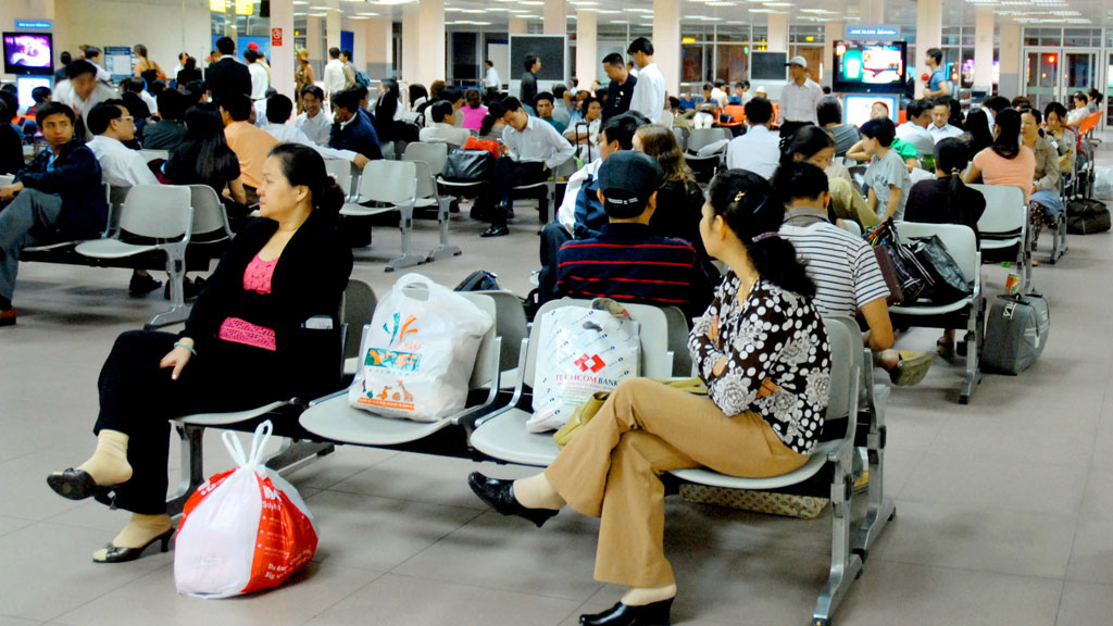 Hành khách chờ tại sân bay Tân Sơn Nhất vì bị trễ chuyến. Ảnh: Ngọc Thắng
