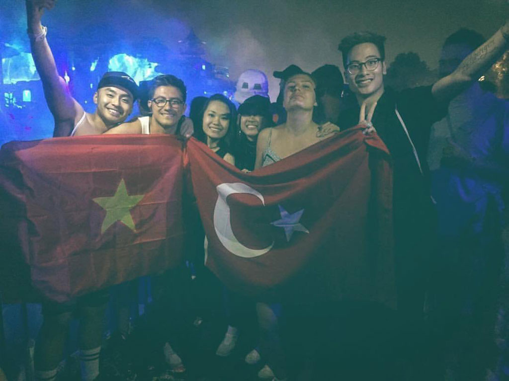 Các bạn trẻ Việt Nam “cháy hết mình” cùng bạn bè quốc tế. Ảnh: NVCC