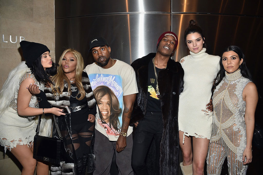 A$AP Rocky (thứ ba từ phải qua) là một nghệ sĩ thân thiết với đại gia đình Kardashian-Jenner - Ảnh: Chụp màn hình ET Online