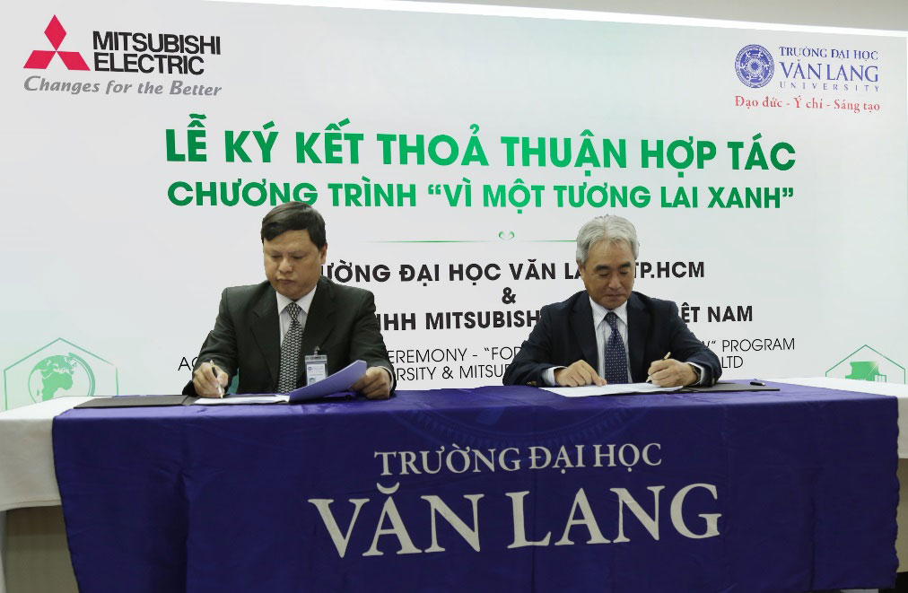 Ông Takeshi Egawa – Tổng Giám Đốc Mitsubishi Electric Việt Nam cùng ông Lê Viết Thắng, Phó hiệu trưởng, Trưởng phòng Đối ngoại Trường ĐH Văn Lang ký kết thỏa thuận hợp tác vào đầu tháng 7 vừa qua