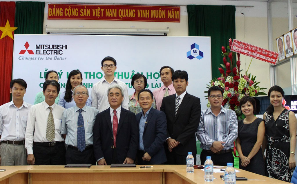 Các đại diện Mitsubishi Electric Việt Nam và Đại học Bách Khoa TP.HCM chụp hình lưu niệm tại buổi lễ ký kết tài trợ “Vì một tương lai xanh”