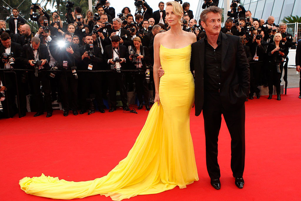 Sean Penn vừa có màn tái ngộ bạn gái Charliez Theron trên thảm đỏ Liên hoan phim Cannes sau thời gian chia tay