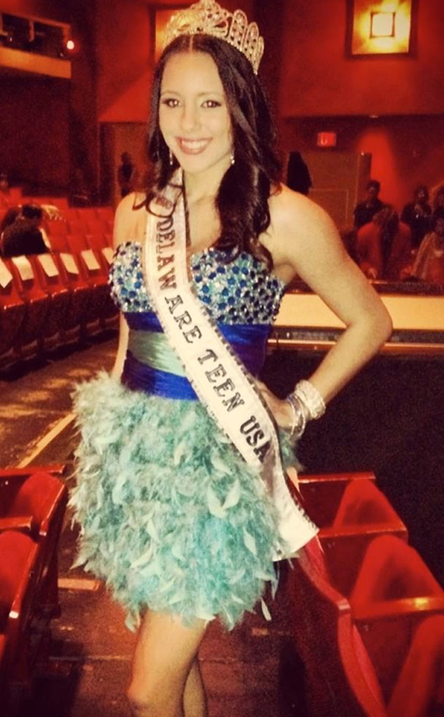 Hoa hậu tuổi teen bang Delaware 2013 Melissa King chấp nhận nhường vương miện cho á hậu cuộc thi sau bê bối phim người lớn - Ảnh: Twitter NV