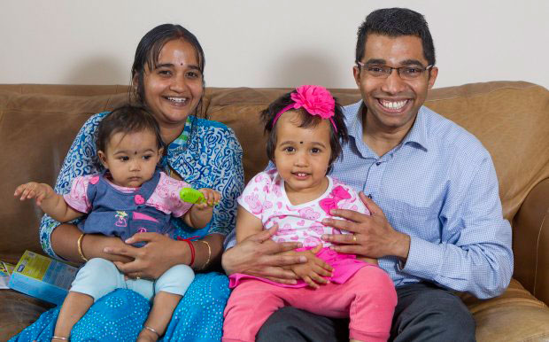 Rakshitha Kumar cùng bố mẹ và em gái 10 tháng tuổi - - Ảnh: Centre Press