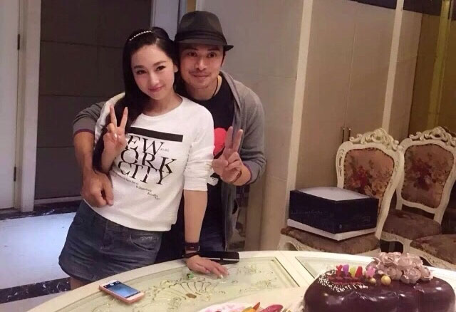 Phàn Thiếu Hoàng và vợ trẻ - Ảnh: Weibo NV