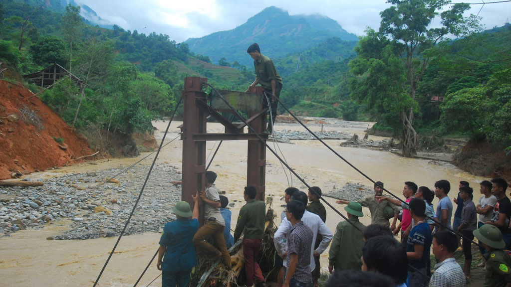 Cầu treo dân sinh tại xã Phìn Ngan, H.Bát Xát bị cuốn trôi chỉ còn trơ lại mố cầu Ảnh: Khánh Vân