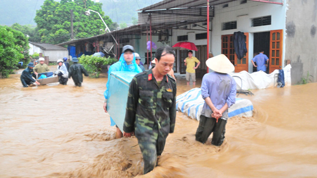 Bộ đội giúp người dân sơ tán tài sản khỏi khu vực ngập úng ở TP.Lào Cai Ảnh: Khánh Vân