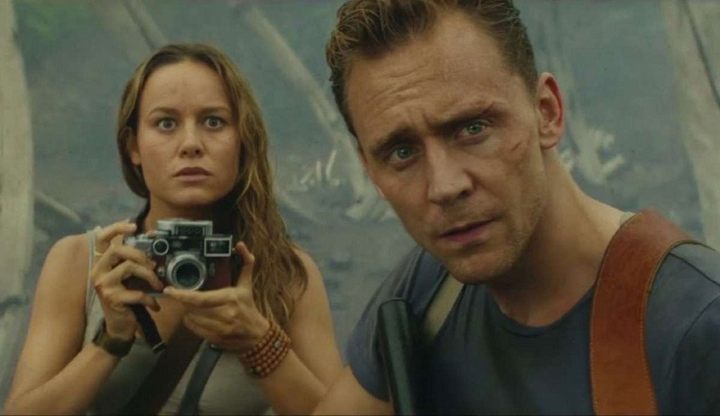 Cô và bạn diễn Tom Hiddleston trong Kong: Skull Island - Ảnh: Chụp màn hình trailer