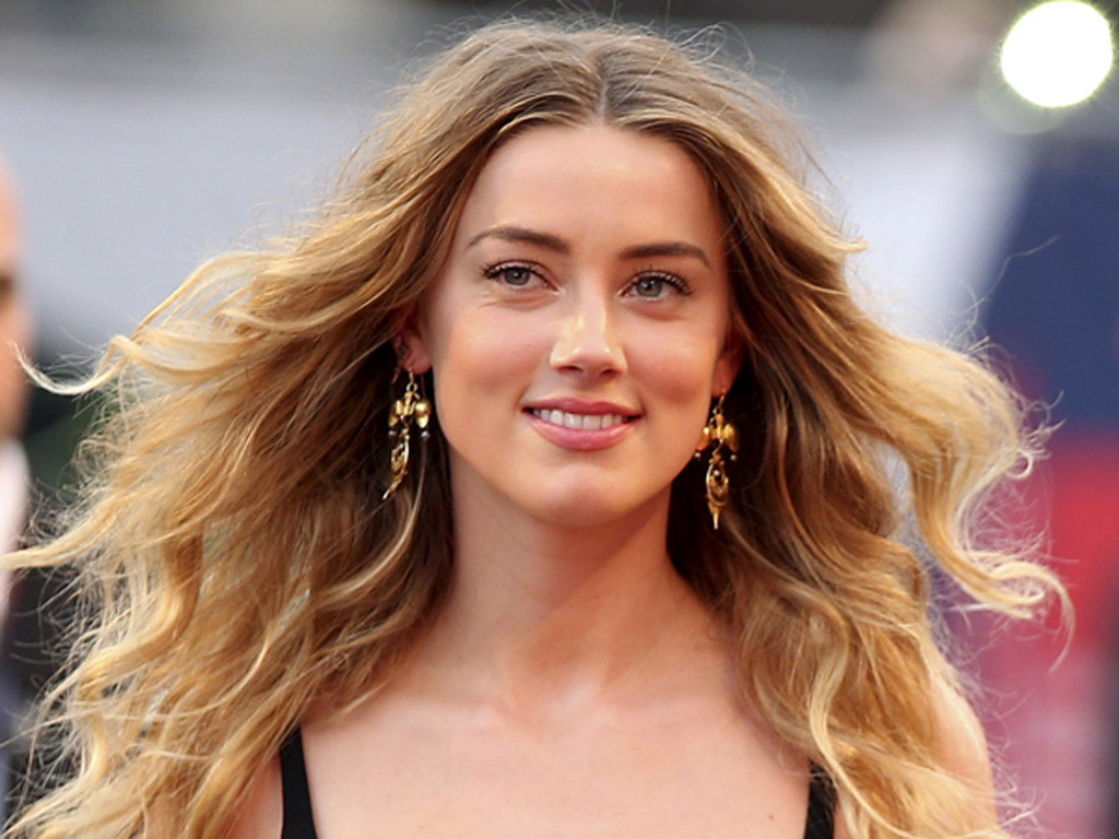 Amber Heard quyết định rút đơn kiện sau khi được chi 7 triệu USD - Ảnh: Reuters