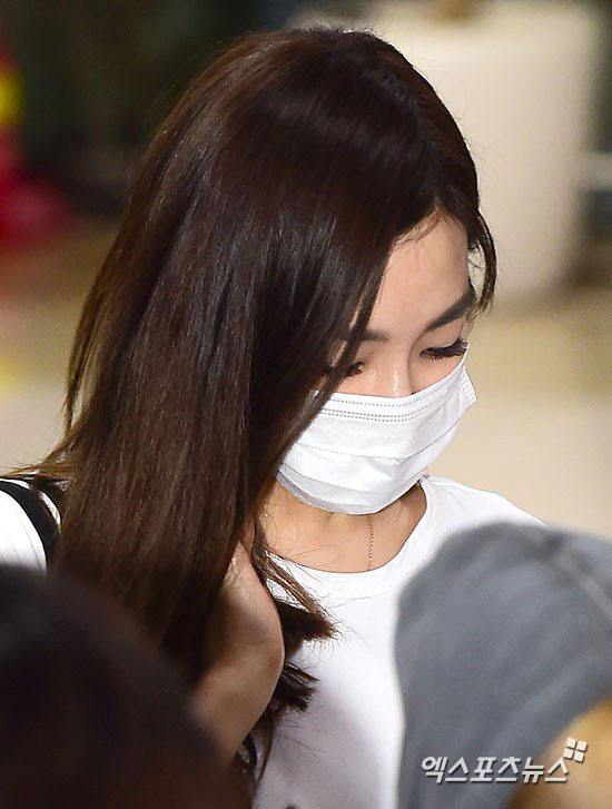 Vẻ mặt phờ phạc của Tiffany tại sân bay sau scandal chính trị - ẢNH: CHỤP MÀN HÌNH NETIZENBUZZ