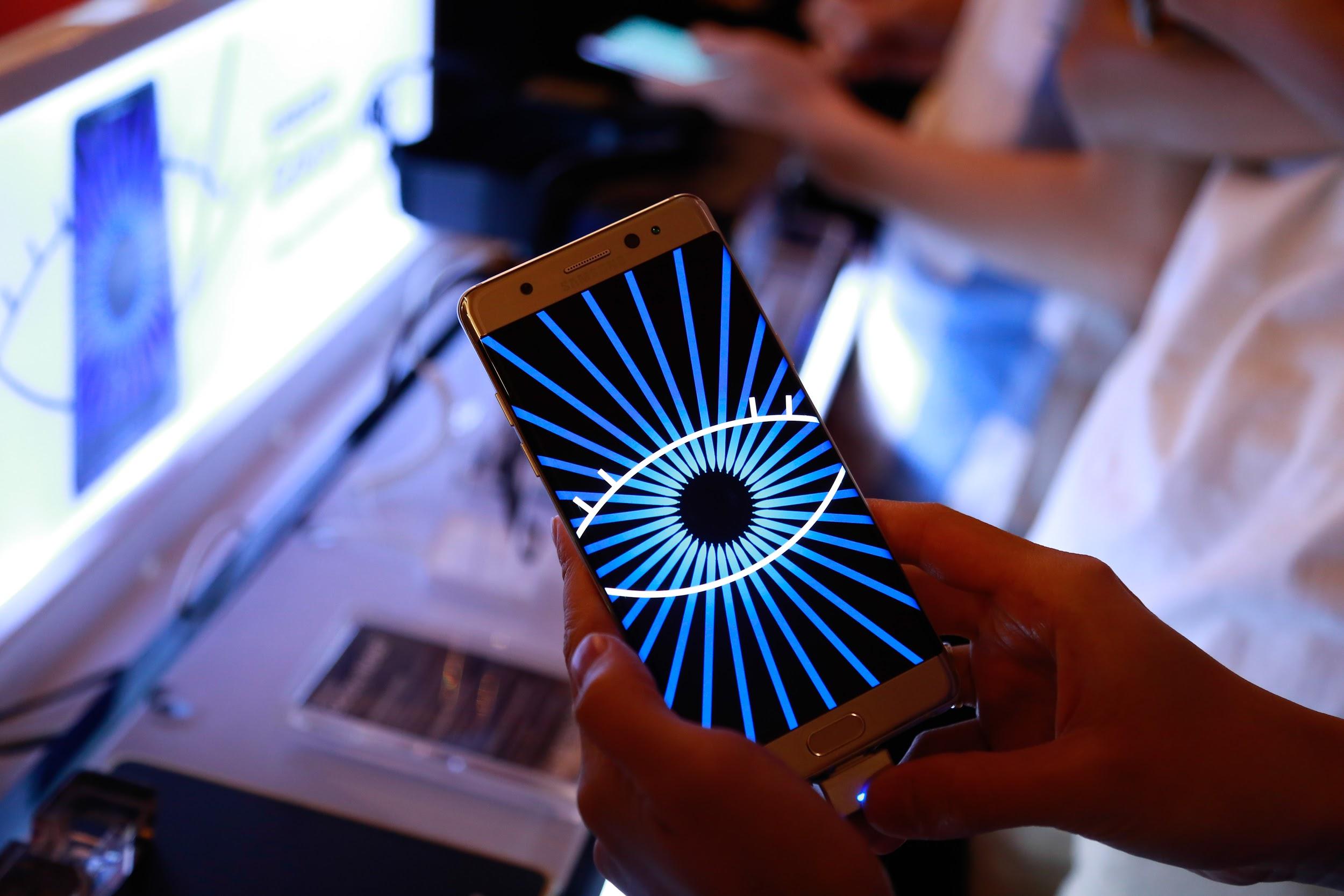 Là một trong những át chủ bài của Samsung trong năm 2016, hội tụ tất cả những tinh tuý công nghệ hàng đầu hiện nay, lại được chào sân bằng hàng loạt buổi ra mắt hoành tráng trải đều trên cả nước, Galaxy Note7 đã thu hút được sự chú ý và nhanh chóng trở thành sự lựa chọn hàng đầu của nhiều người dùng Việt.