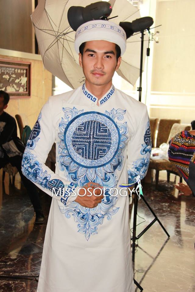 Trịnh Xuân Nhản trong trang phục dân tộc tại cuộc thi 