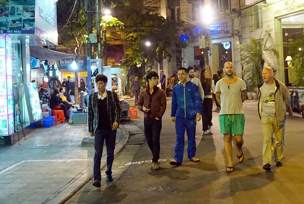 Nhiều du khách không biết đi chơi đâu vào đêm tại Hà Nội vì hàng quán đóng cửa quá sớm