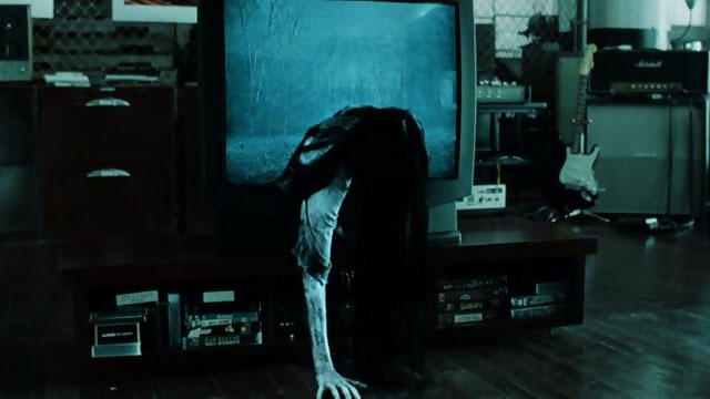 The Ring (2002) với hình ảnh hồn ma Samara kinh điển luôn được nhắc đến như một tượng đài của dòng phim kinh dị
