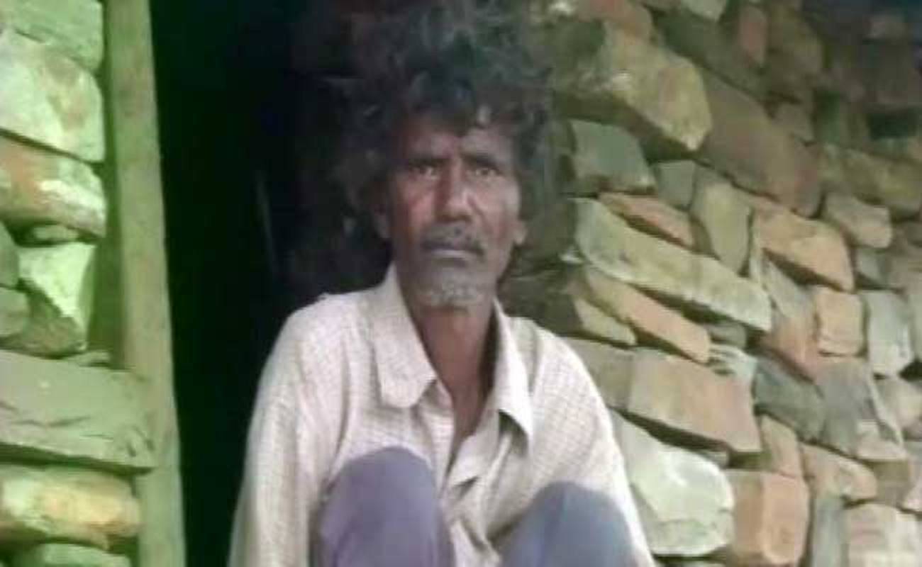 Ông Jagdish Bheel quá nghèo nên không thể đưa vợ đến cơ sở hỏa táng ở địa phương. Ảnh: NDTV