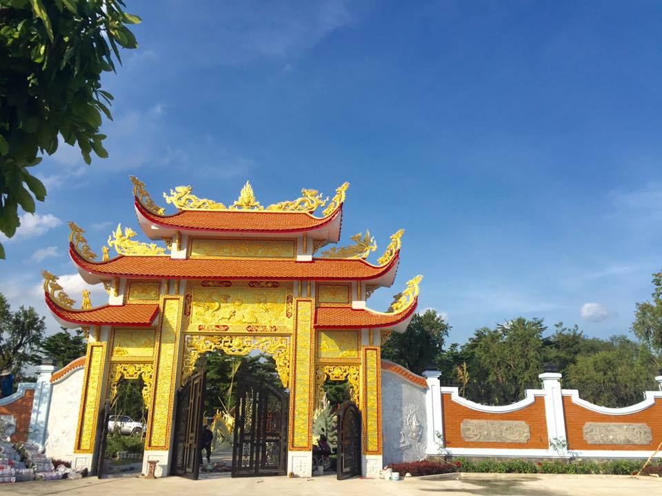 Cổng vào đền thờ Tổ lấp lánh ánh vàng