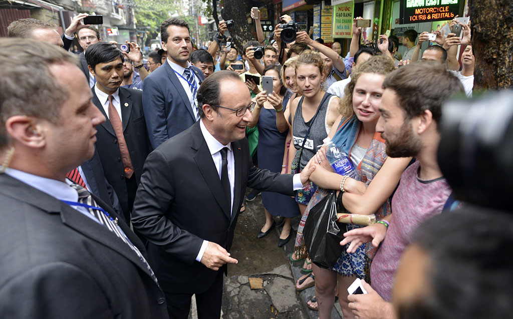 Tổng thống Pháp trò chuyện với du khách tại Hà Nội Ảnh: Bình Minh