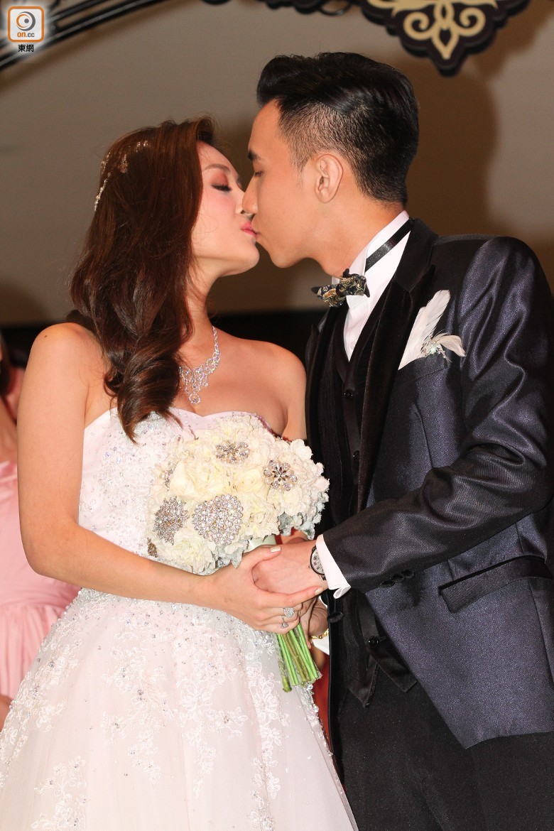 Cô dâu chú rể trao nụ hôn tình cảm trong lễ cưới - Ảnh: Chụp màn hình On