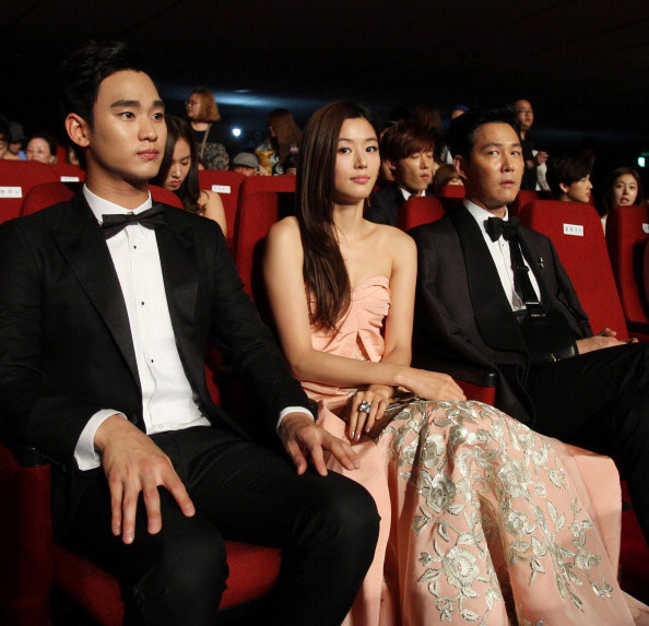 Jun Ji Hyun và Kim Soo Hyun tạo nên cơn sốt thời Vì sao đưa anh đến - ẢNH: AFP