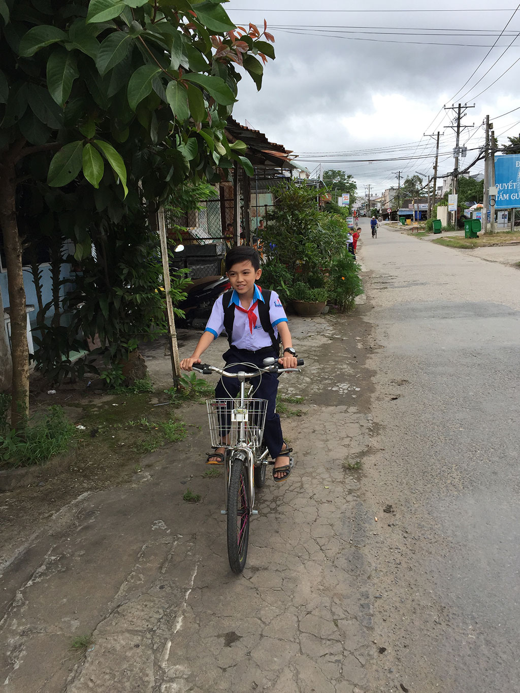 Cậu bé đạp xe cọc cạch đến trường Ảnh: Xuân Vinh