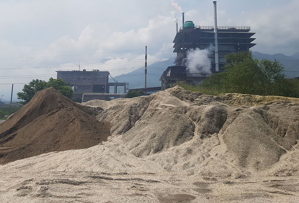 Núi chất thải từ sản xuất phốt pho được đổ thẳng ra khuôn viên KCN Ảnh: Hà An