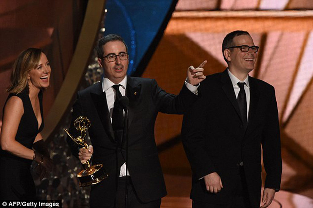 Thomas Kail và Alex Rudzinski của Grease: Live đánh bại Beyonce để nhận tượng vàng Emmy lần thứ 68 - ẢNH: AFP