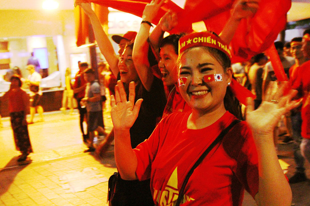 Một màu đỏ rực, cô gái từ phố đi bộ Nguyễn Huệ di chuyển ra các tuyến đường xung quanh để “bão đêm” cùng người hâm mộ