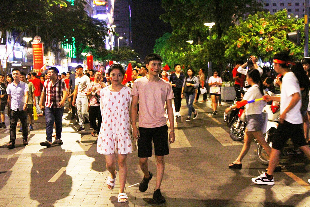  Nhiều cặp đôi cũng chọn phố đi bộ Nguyễn Huệ làm nơi thưởng thức trận bóng đá lịch sử của U.23 Việt Nam
