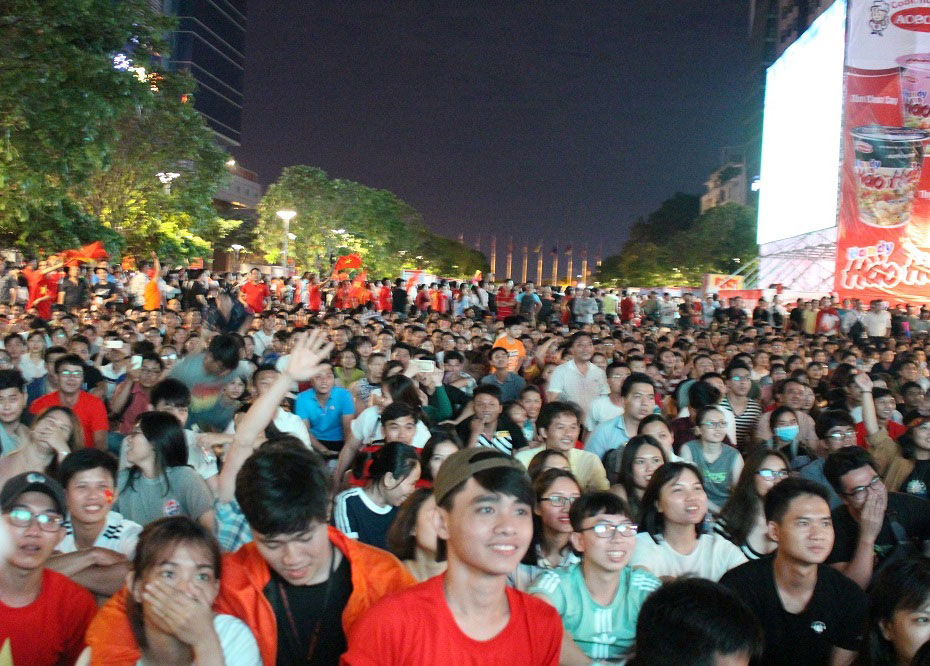 Nhiều bạn trẻ dự định đến phố đi bộ Nguyễn Huệ TP.HCM để cổ vũ Việt Nam ẢNH: TẤN HIỆP