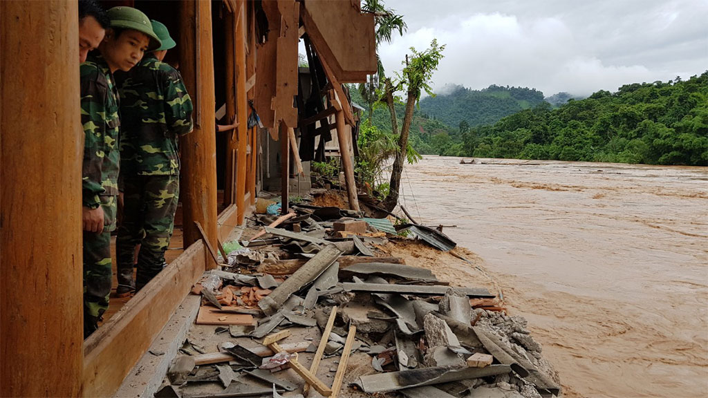 Nhà dân ở H.Kỳ Sơn (Nghệ An) có nguy cơ bị trôi xuống sông do lũ làm sạt lở ẢNH: HẢI THƯỢNGẢNH: HẢI THƯỢNG