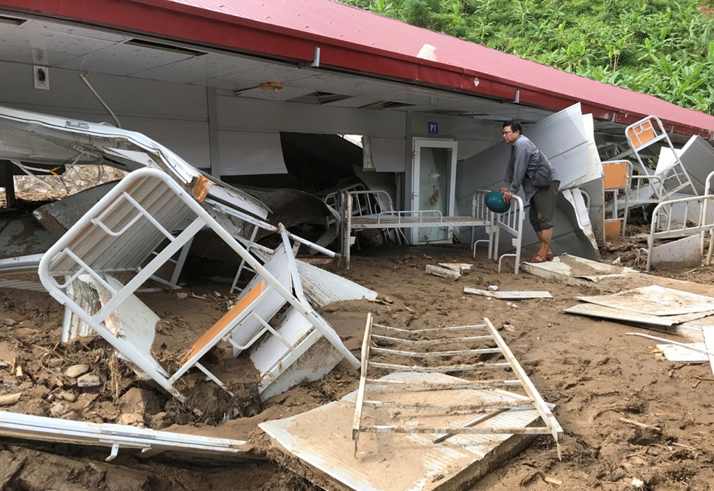 Nhà bán trú của học sinh Trường THCS xã Tam Chung (H.Mường Lát) bị bùn đất vùi lấp ẢNH NGƯỜI DÂN CUNG CẤP
