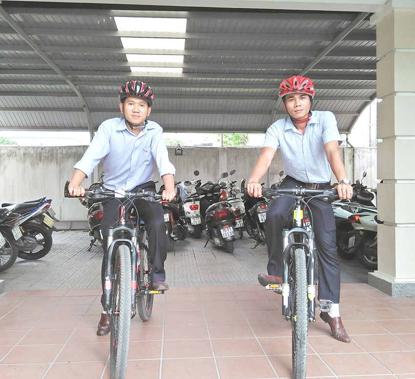 Anh Lộc và Phúc đi làm bằng xe đạp ảnh: B.N.L